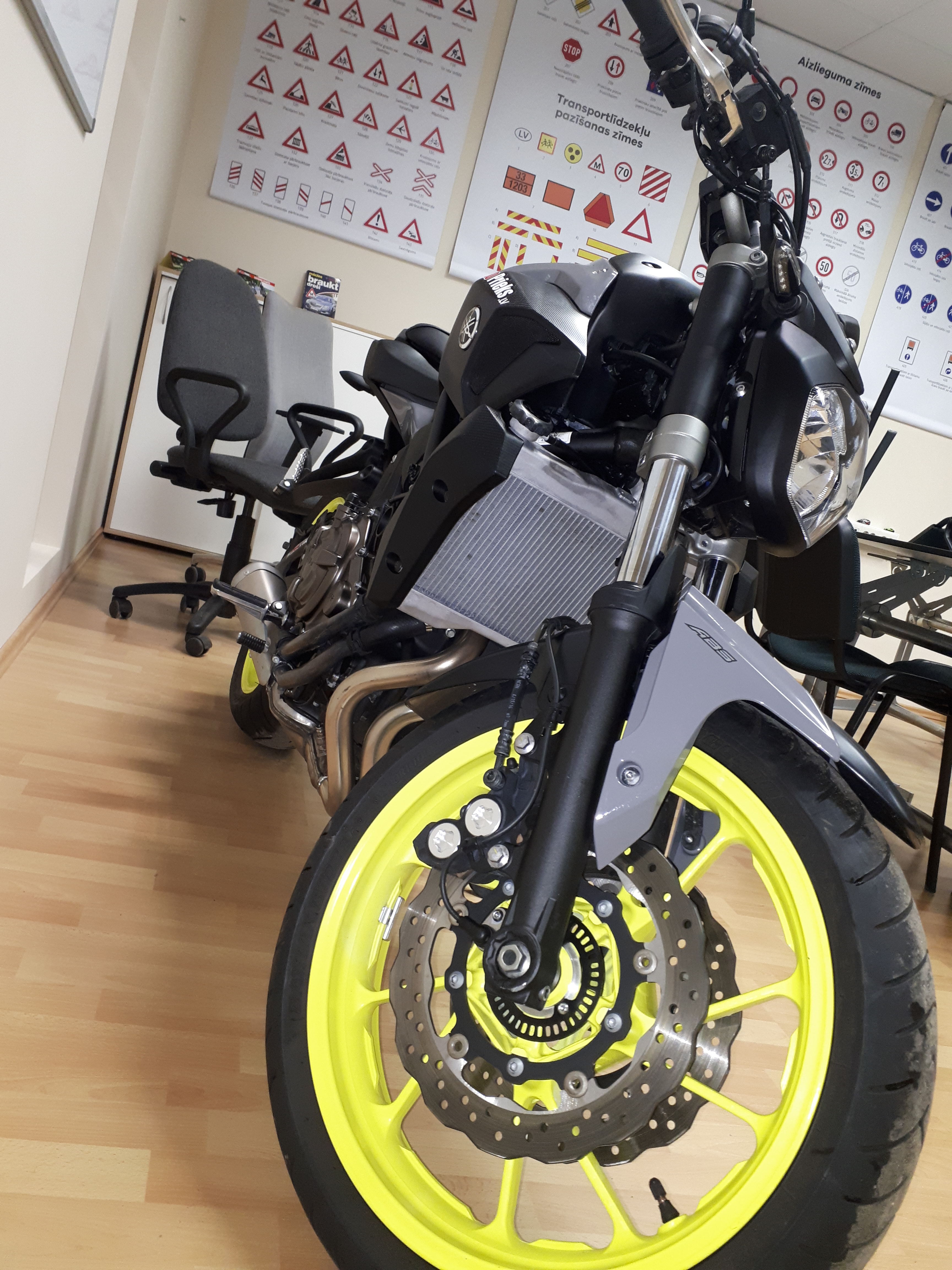 Yamaha MT-07 в помещении класса